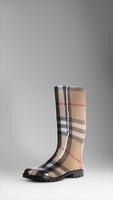 Maybe go for the classic @burberry plaid in a rain boot? 